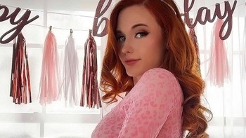 Terakhir AMOURANTH, yang memang sudah lama melakukan kegiatan seperti itu di OnlyFans - 6,2 juta. Foto: (Instagram).