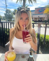 Tak hanya aktif melakukan kegiatan streaming di Twitch, para streamer cantik ini juga melebarkan sayapnya dengan memiliki akun OnlyFans. Siapa saja mereka?
