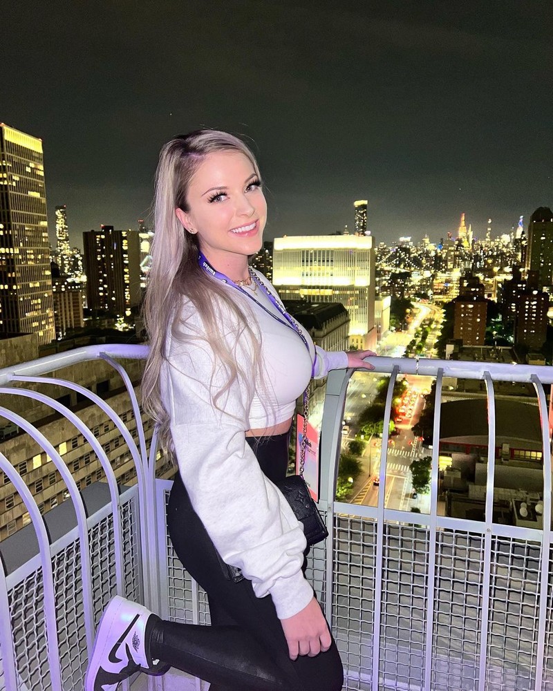 Tak hanya aktif melakukan kegiatan streaming di Twitch, para streamer cantik ini juga melebarkan sayapnya dengan memiliki akun OnlyFans. Siapa saja mereka?