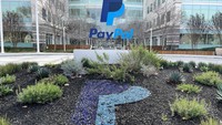Platform transfer uang PayPal akan melakukan PHK masal terhadap 2.000 karyawannya, atau sekitar 7% dari total karyawan yang dimilikinya. Hal ini disampaikan oleh Presiden dan CEO PayPal Dan Schulman dalam keterangan tertulisnya. (Justin Sullivan/Getty Images)  