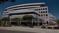 Perusahaan teknologi IBM Corp melakukan PHK terhadap 3.900 karyawan. PHK dilakukan sebagai bagian dari pengurangan aset dan pendapatan kuartal keempat yang datar. Meski demikian, Kepala Keuangan James Kavanaugh mengaku akan terus merekrut orang. (David Paul Morris/Getty Images)  
