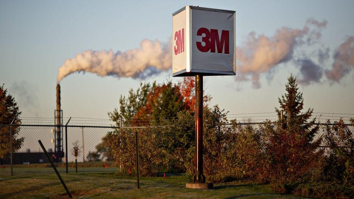 14 Perusahaan Raksasa Dunia Ini PHK Massal Karyawannya Signage stands outside the 3M Co. Cottage Grove Center in Cottage Grove, Minnesota, U.S., on Thursday, Oct. 18, 2018. 3M's Cottage Grove factory had been churning out some varieties of Per-and polyfluoroalkyl substances (PFAS) since the 1950s for the water- and stain-repellant Scotchgard. Recent studies have linked widely used PFAS to reduced immune response and cancer. As awareness spreads, 3M has been named in dozens of lawsuits, several this year alone. The company said the chemicals aren't a danger to public health. Photographer: Daniel Acker/Bloomberg via Getty Images