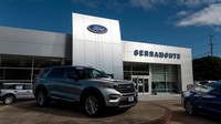 Ford Motor Co berencana melakukan pemutusan hubungan kerja (PHK) terhadap 3.200 pekerjanya di seluruh Eropa dan memindahkan sejumlah produksi ke Amerika Serikat (AS). Hal ini dilakukan perusahaan karena meningkatnya biaya produksi baterai kendaraan listrik (EV) dan proyeksi perlambatan ekonomi menjadi pemicunya. (David Paul Morris/Getty Images)  
