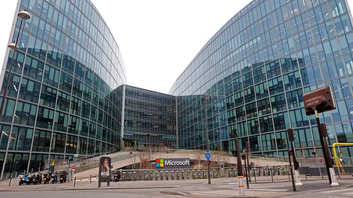 ISSY-LES-MOULINEAUX, FRANCE - JANUARY 25: The logo of the U.S. computer and micro-computing company, Microsoft is visible on the facade of its head office on January 25, 2023 in Issy-les-Moulineaux, France. A global bug affects many Microsoft services today, effects are seen by thousands of users in France. Several Microsoft services, including the Teams collaborative work tool or Outlook messaging, were unavailable worldwide this Wednesday morning due to outages still under investigation, the American group said on Twitter. (Photo by Chesnot/Getty Images)