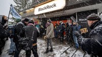 PHK Massal juga melanda Wall Street. Manajer aset terbesar di dunia ini mengurangi sekitar 500 pekerjaan, atau kurang dari 3% tenaga kerjanya. (Fabrice Coffrini/AFP via Getty Images)  