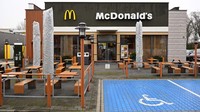 McDonalds yang berkembang pesat selama pandemi, berencana memangkas beberapa staf korporatnya, kata CEO Chris Kempczinski bulan ini. (Soeren Stache/Getty Images)  