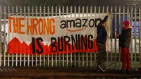 Di awal tahun baru, Amazon berencana memberhentikan lebih dari 18.000 karyawan. Departemen dari sumber daya manusia hingga Toko Amazon jadi divisi yang paling terpengaruh. Amazon melesat selama pandemi dan melakukan rekrutmen besar-besaran. Namun permintaan konsumen melandai seiring dengan meredanya pandemi. Kini konsumen mulai kembali beraktivitas secara offline. (Darren Staples/Getty Images)  