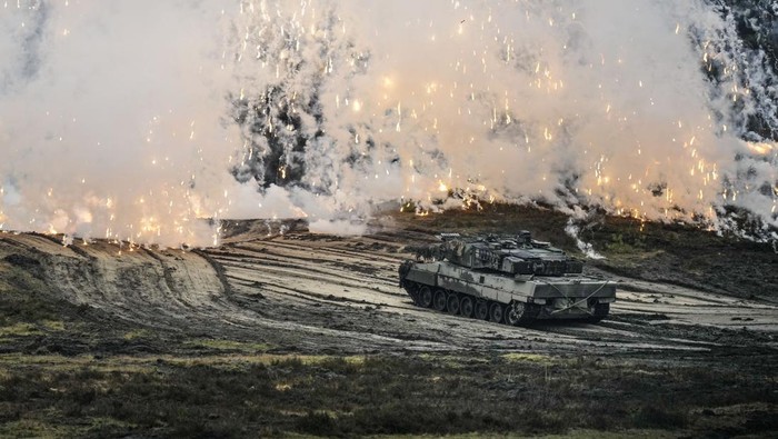 5 Tank Terkuat di Dunia, Nomor 1 Bakal Dikirim ke Ukraina A Leopard 2 tank is seen in action during a visit of German Defense Minister Boris Pistorius at the Bundeswehr tank battalion 203 at the Field Marshal Rommel Barracks in Augustdorf, Germany, Wednesday, Feb. 1, 2023. After the government's decision to deliver fourteen Leopard 2 tanks to Ukraine, the capabilities of the Leopard 2A6 main battle tank are shown at a presentation in Augustdorf. (AP Photo/Martin Meissner)