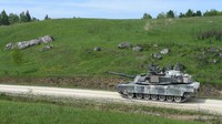 Jika dibandingkan dengan dua tipe sebelumnya, tank M1A2 SEP milik AS ini mempunyai daya tembak dan akurasi yang lebih rendah. (Christof Stache/AFP via Getty Images)  