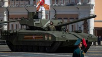 Secara bertahap, Armata bakal menggantikan tank lainnya seperti T-72, T-80, dan T-90 yang semakin menua dan usang. Namun, spesifikasi tank ini dirahasiakan meski banyak yang beranggapan kalau Armata dilengkapi sistem perlindungan aktif Afghanit terbaru. (Pavel Golovskin/AFP via Getty Images)  