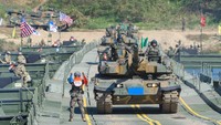 Dengan penggunaan armor komposit tipe yang dirahasikan serta modul armor reaktif yang eksplosif, tak heran jika tank ini menjadi salah satu yang terkuat. (Kim Jae-Hwan/Getty Images)  
