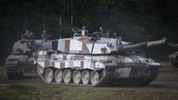 Tak hanya itu, tank ini pun dipersenjatai dengan senapan rifled 120 mm yang memiliki tingkat akurasi tinggi. Sejauh ini ini, Challenger 2 memegang rekor pembunuhan tank-to-tank terlama. (Finnbarr Webster/Getty Images)  