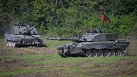 Tank terkuat di dunia selanjutnya adalah Challenger 2 milik Inggris dengan armor Chobham terbaru. Challenger 2 menawarkan tingkat perlindungan yang sangat tinggi terhadap senjata api langsung. (Finnbarr Webster/Getty Images)  