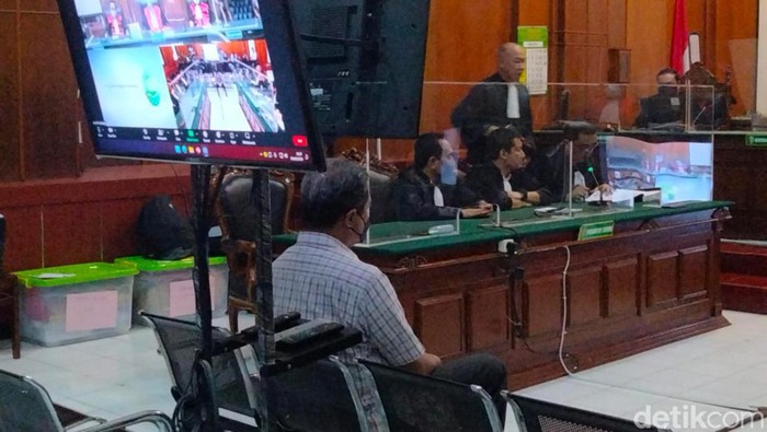 Abdul Haris, terdakwa Tragedi Kanjuruhan saat mendengarkan tuntutan jaksa di PN Surabaya