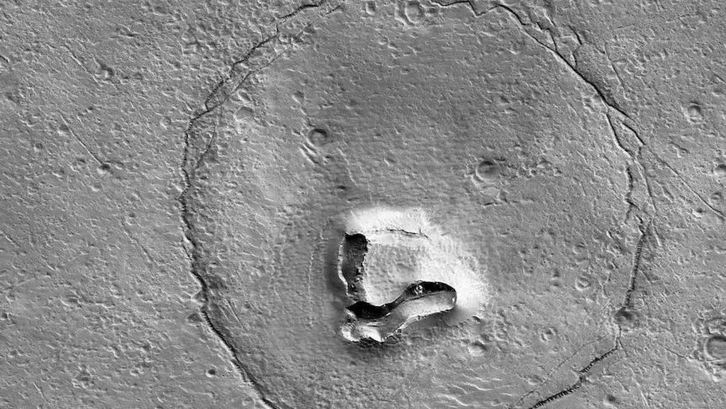 Ada Batu di Mars yang Membentuk Wajah Beruang, Ini Penjelasannya