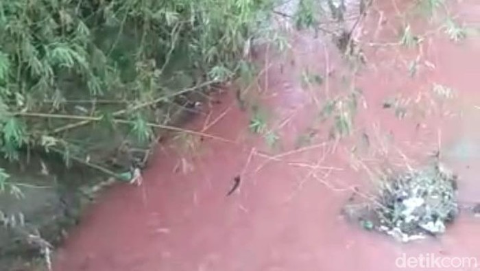 Air sungai di Desa Sumurboto, Kecamatan Jepon, Kabupaten Blora, berwarna merah. Foto diambil Jumat (3/2/2023).