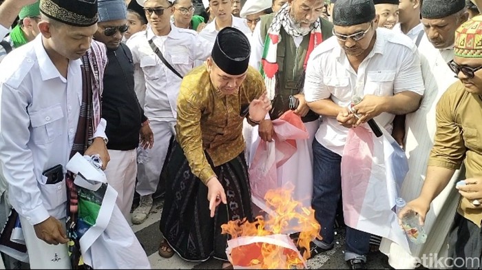 Anggota DPR Aceh membakar bendera Denmark dan Belanda (Agus Setyadi/detikSumut)