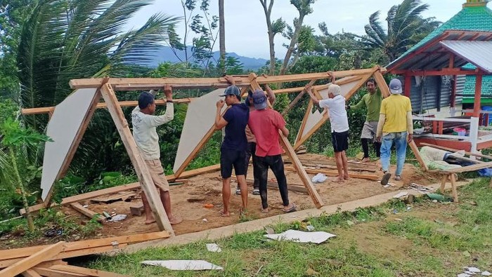 Angin kencang rusak rumah dan warung di Desa Golanpongge, Kecamatan Gunungwungkal, Pati, Jumat (3/2/2023).