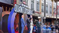 detikcom secara langsung memberikan dan menantang Paul Rudd pemeran Ant-Man bermain mainan yang viral di Indonesia tersebut. (Foto: Atmi Ahsani Yusron)