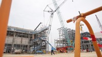 Sejumlah pekerja menyelesaikan pembangunan proyek Smelter Freeport di Gresik.