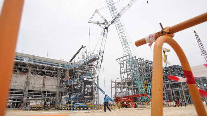 Menteri Koordinator Bidang Perekonomian Airlangga Hartanto (kedua kanan) berbincang bersama Wakil Menteri Perdagangan Jerry Sambuaga (ketiga kiri), dan Presiden Direktur PT Freeport Indonesia Tony Wenas (kedua kiri) saat meninjau pembangunan proyek Smelter Freeport di kawasan Java Integrated and Industrial Port Estate (JIIPE), Gresik, Jawa Timur, Kamis (2/2/2023). Pembangunan proyek tersebut kini mencapai 51,7 persen dan ditargerkan selesai pada akhir 2023. ANTARA FOTO/Rizal Hanafi/Zk/aww.