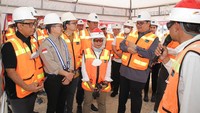 Menteri Koordinator Bidang Perekonomian Airlangga Hartanto (kedua kanan) berbincang bersama Wakil Menteri Perdagangan Jerry Sambuaga (ketiga kiri), dan Presiden Direktur PT Freeport Indonesia Tony Wenas (kedua kiri) saat meninjau pembangunan proyek Smelter Freeport di kawasan Java Integrated and Industrial Port Estate (JIIPE).