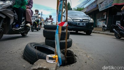 Hati-hati! Ada Jalan Amblas di Ciputat Tangsel