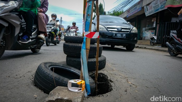 Awas! Ada Jalan Amblas di Ciputat Tangsel Jalan Dewi Sartika di Ciputat Timur, Tangsel, Banten, tampak amblas pada hari Jumat (3/2/2023) pukul 12.30 WIB.