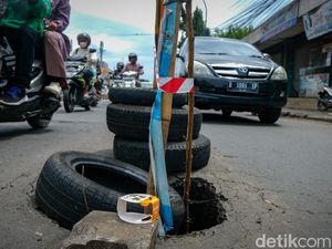 Hati-hati! Ada Jalan Amblas di Ciputat Tangsel