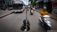 Jalan yang amblas ini cukup dalam, letaknya di tengah jalan.   
