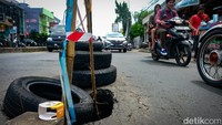 Para pengendara diimbau berhati-hati saat melintasi jalan tersebut.  