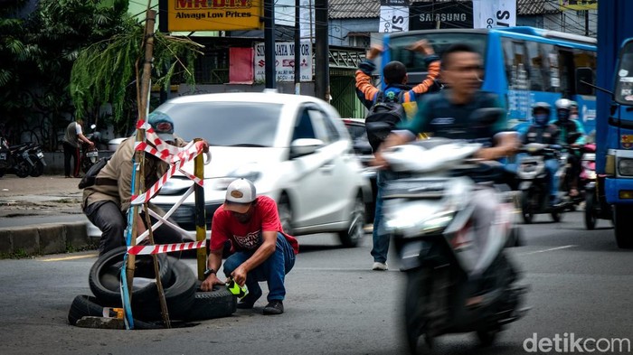 Awas! Ada Jalan Amblas di Ciputat Tangsel Jalan Dewi Sartika di Ciputat Timur, Tangsel, Banten, tampak amblas pada hari Jumat (3/2/2023) pukul 12.30 WIB.