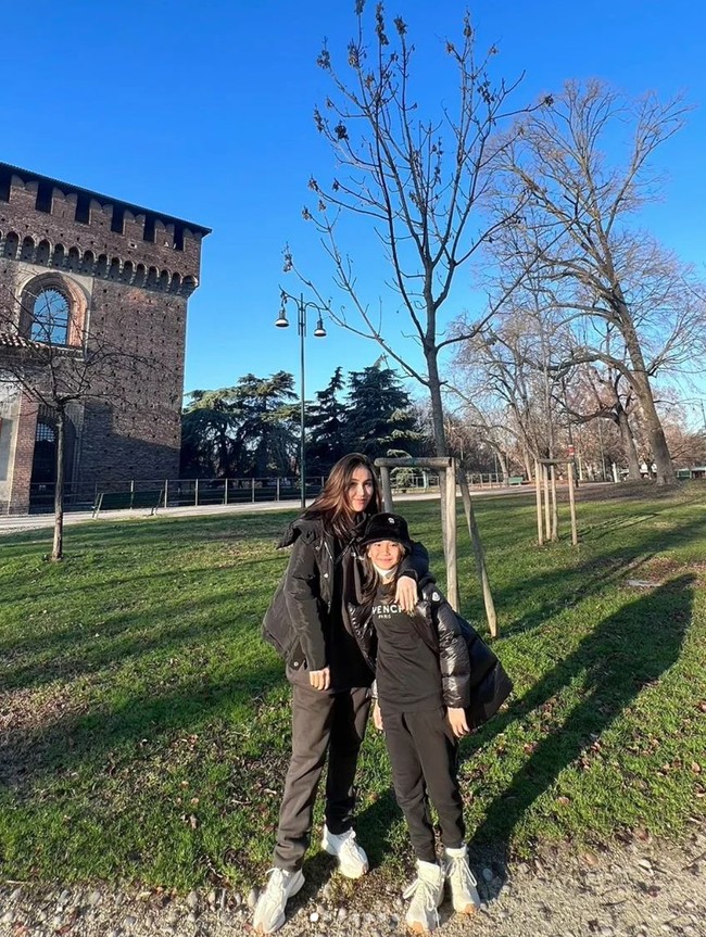 Berpose bersama putri semata wayangnya, Bilqis, saat di Milan, Iitalia, pasangan ibu dan anak itu tampil kompak. Bilqis dan Ayu mengenakan outfit serba hitam yang dipadukan dengan sepasang sepatu putih. Foto: Instagram/@ayutingting92