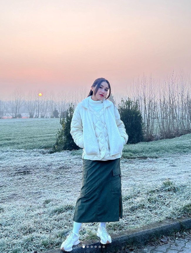 Gaya Ayu Ting Ting selama liburan di Italia pun menjadi sorotan. Gayanya itu disebut-sebut netizen mirip dengan cewek Korea. Bagaimana menurutmu? Foto: Instagram/@ayutingting92