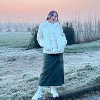 Gaya Ayu Ting Ting selama liburan di Italia pun menjadi sorotan. Gayanya itu disebut-sebut netizen mirip dengan cewek Korea. Bagaimana menurutmu? Foto: Instagram/@ayutingting92