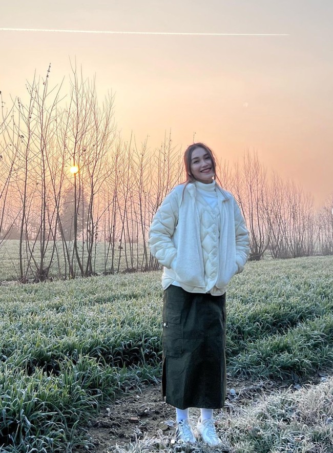 Tampil simpel, Ayu tampak memadukan turtle neck putih dengan jaket berwarna senada dan rok panjang berwarna hijau. Penampilannya itu dilengkapi dengan kaos kaki yang cukup panjang dan sepatu berwarna putih. Foto: Instagram/@ayutingting92