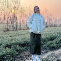 Tampil simpel, Ayu tampak memadukan turtle neck putih dengan jaket berwarna senada dan rok panjang berwarna hijau. Penampilannya itu dilengkapi dengan kaos kaki yang cukup panjang dan sepatu berwarna putih. Foto: Instagram/@ayutingting92