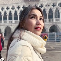 Selama berlibur pun Ayu terlihat hanya mengenakan makeup minimalis yang membuat kecantikan naturalnya terpancar. Meski sudah memiliki seorang anak namun gaya Ayu memang masih tak kalah dari para ABG. Foto: Instagram/@ayutingting92
