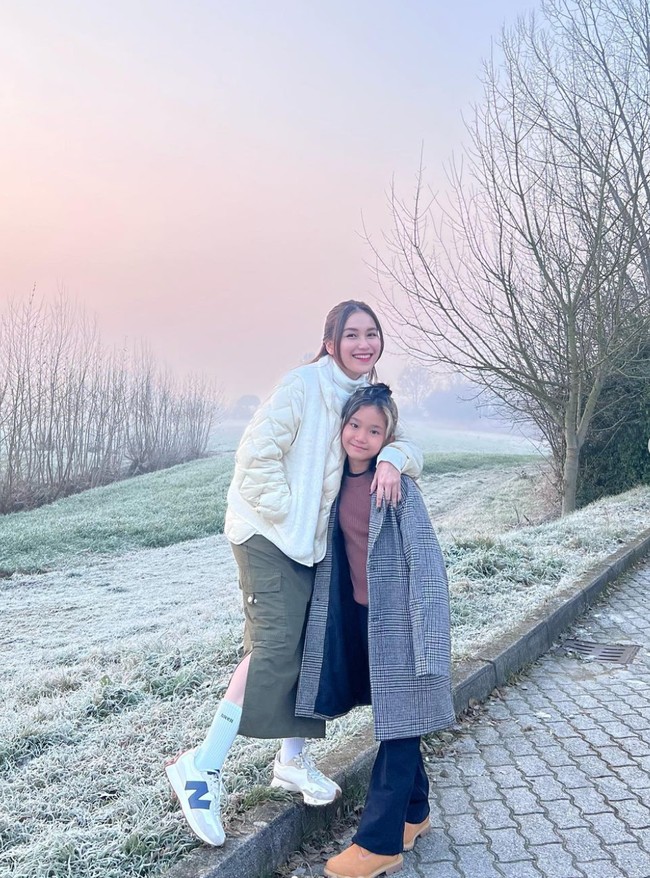 Berpose bersama sang putri, Ayu dan Bilqis jadi terlihat seperti adik dan kakak. Ditambah Bilqis yang sudah semakin tinggi dan hampir menyusul tinggi sang bunda. Foto: Instagram/@ayutingting92