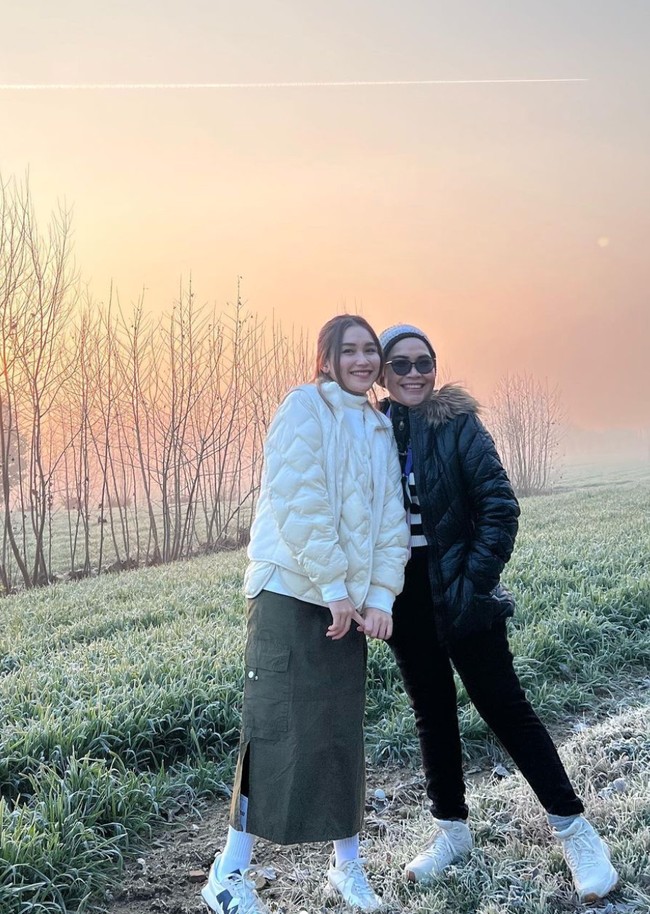 Ayu juga tampak berpose bersama ibunya, Umi Kalsum. Keduanya tampak begitu bahagia bisa menghabiskan waktu berlibur bersama. Foto: Instagram/@ayutingting92