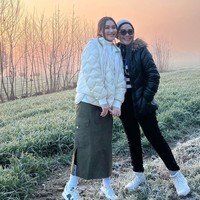 Ayu juga tampak berpose bersama ibunya, Umi Kalsum. Keduanya tampak begitu bahagia bisa menghabiskan waktu berlibur bersama. Foto: Instagram/@ayutingting92