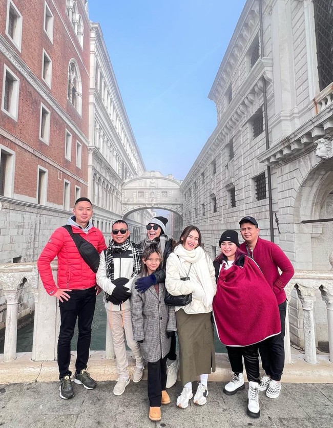 Adik Ayu Ting Ting, Syifa, bersama suami dan anaknya yang masih bayi juga tampak ikut berlibur ke Italia. Begini potretnya saat berpose bersama anggota keluarga lain. Foto: Instagram/@ayutingting92