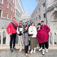 Adik Ayu Ting Ting, Syifa, bersama suami dan anaknya yang masih bayi juga tampak ikut berlibur ke Italia. Begini potretnya saat berpose bersama anggota keluarga lain. Foto: Instagram/@ayutingting92