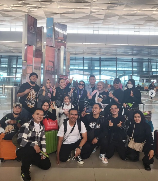 Ayu Ting Ting membagikan momen keseruannya berangkat ke Italia melalui akun Instagramnya. Tak hanya mengajak keluarga, Ayu juga memboyong serta beberapa asistennya. Dalam keterangan unggahannya Ayu menyebut, Liburan bersama keluarga besar saya dalam bahasa Inggris. Foto: Instagram/@ayutingting92