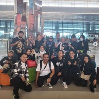 Ayu Ting Ting membagikan momen keseruannya berangkat ke Italia melalui akun Instagramnya. Tak hanya mengajak keluarga, Ayu juga memboyong serta beberapa asistennya. Dalam keterangan unggahannya Ayu menyebut, Liburan bersama keluarga besar saya dalam bahasa Inggris. Foto: Instagram/@ayutingting92