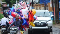 Kabel terlihat menjuntai di jalan yang ramai lalu-lalang kendaraan tersebut.