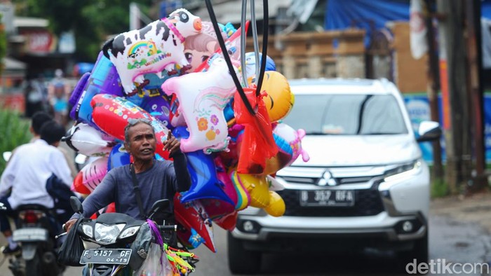 Bahaya! Kabel Menjuntai di Jalan Tugu Macan Bogor Warga yang melintas di Jalan Tugu Macan, Bogor, Jawa Barat, harap berhati-hati. Di jalan tersebut ada kabel yang menjuntai.