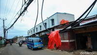 Saat ini kabel yang menjuntai telah dipasangi plastik merah sebagai penanda.