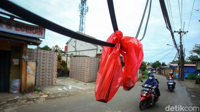 Bahaya! Kabel Menjuntai di Jalan Tugu Macan Bogor Warga yang melintas di Jalan Tugu Macan, Bogor, Jawa Barat, harap berhati-hati. Di jalan tersebut ada kabel yang menjuntai.