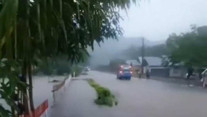 Banjir 1 meter di Bolaang Mongondow merendam 4 kecamatan.